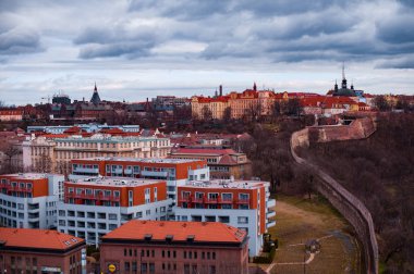 Prague, Çek Cumhuriyeti - 12 Mart 2018: çatılar ve Vysehrad Prag'da evlerin görünümünü. Bulutlu gökyüzü
