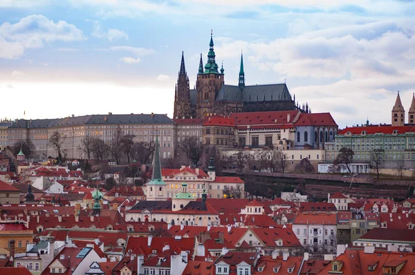 Nézd Piros Háztetőkre Prágai Szent Vitus Székesegyház Mala Strana Naplemente — Stock Fotó