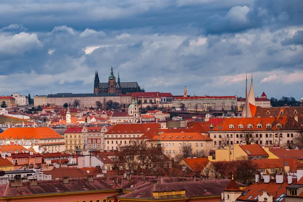 Näkymä Kattojen Talojen Vysehrad Prahassa Pilvinen Taivas — kuvapankkivalokuva