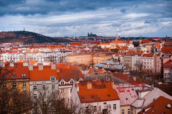 Çatılar Vysehrad Prag Evlerin Görünümünü Bulutlu Gökyüzü — Stok fotoğraf