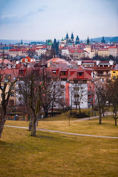Jardines y casas Petrin en el centro histórico de Praga. Clima nublado — Foto de Stock