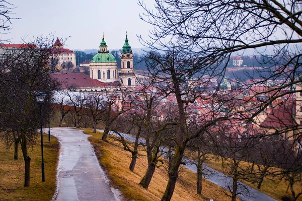 Petrin bahçeleri ve Prag tarihi merkezine ev sahipliği yapmaktadır. Bulutlu hava — Stok fotoğraf