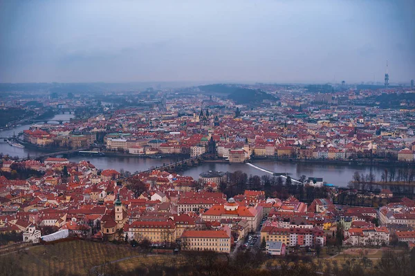 Kırmızı çatılar, Vltava ve köprüler Prag görünümünü. Misto ve Mala Strana bakıyorum. Bulutlu hava — Stok fotoğraf