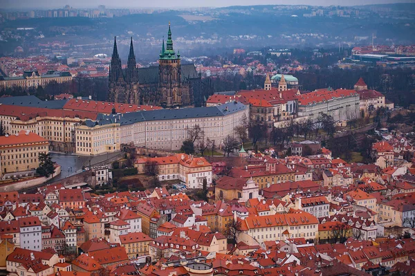 View on the red roofs of Mala Strana and St. Vitus Cathedral in Prague. Overcast weather — Stock Photo, Image