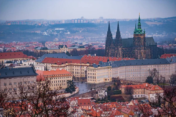 Mala Strana ve St. Vitus Katedrali Prag kırmızı çatılar görüntüleyin. Bulutlu hava — Stok fotoğraf