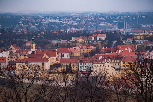 Visa på de röda taken i Mala Strana i Prag. Mulet väder — Stockfoto