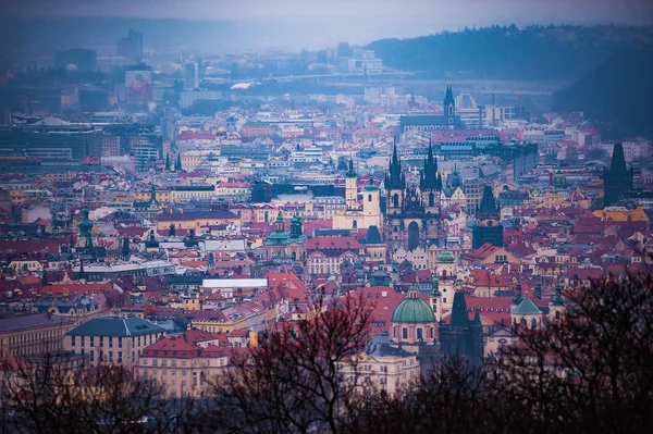 Nézd a a piros háztetőkre a prágai Mala Strana. Felhős Időjárás — Stock Fotó