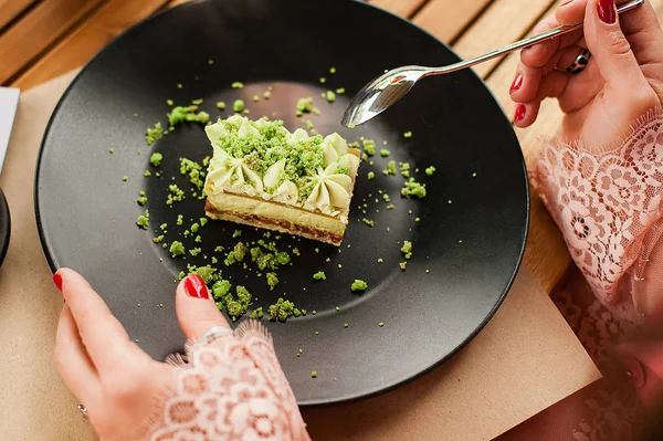 Bir dilim pasta ile siyah plaka.