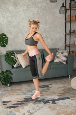 Bir kadın evde spor için gider. Evde egzersiz