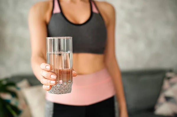 Bir bardak su içme bir eşofman kadında