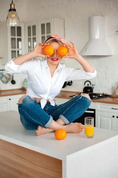 Portakal kızla bir masaya oturur — Stok fotoğraf