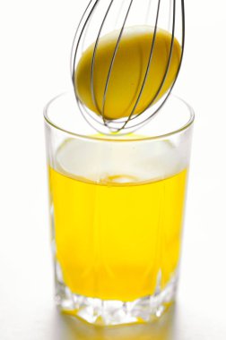 Paskalya yumurta boyama. İçinde kırmızı boyalı yumurta