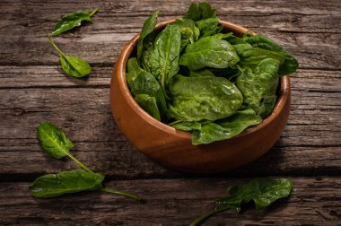 Ahşap bir arka planda ahşap plaka ıspanak