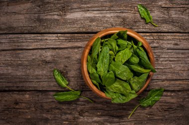 Ahşap bir arka planda ahşap plaka ıspanak