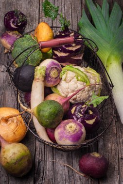 Ahşap arka planda sebzeli sepet. Karnabahar, brokoli, turp, Parsnip, pırasa, lahanası