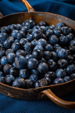 Bakır yemeklerle taze yaban mersini. Sağlıklı gıda