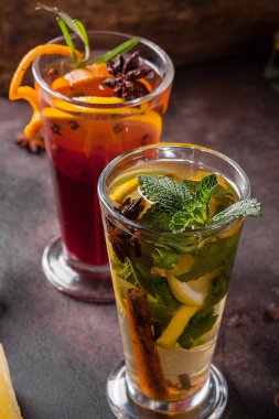 Meyve ve baharatlarla iki bardak çay. Sıcak içecekler