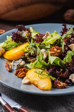 Peynir, fındık ve elma ile taze salata