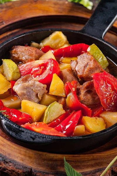 Sült burgonya hússal és zöldséggel egy serpenyőben — Stock Fotó