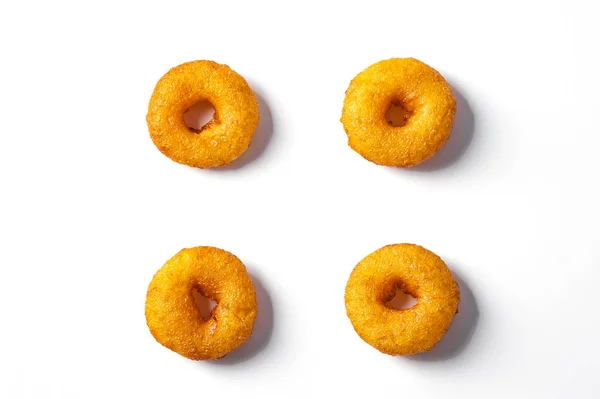 Вкусные пончики изолированы на белом фоне. Вид сверху — стоковое фото