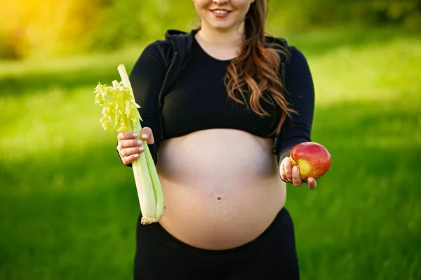 一个怀孕的女孩手里拿着新鲜的蔬菜和水果 大自然的艳阳天 — 图库照片