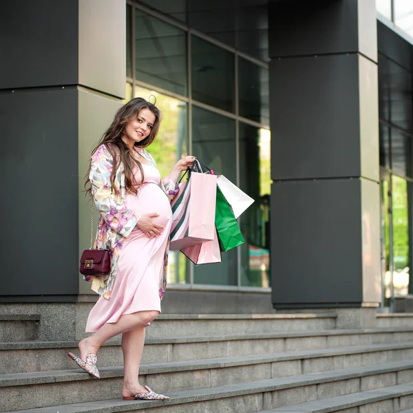 Una Mujer Embarazada Caminando Con Paquetes Cerca Centro Comercial Mujer — Foto de Stock
