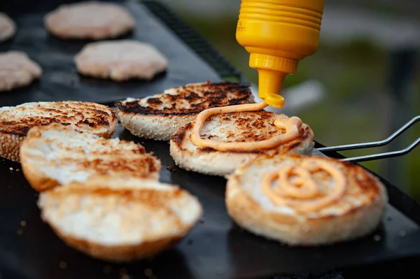 Vařím Hamburger Grilu Namazat Omáčku Hamburgerovou Buchtu Grilované Pečené Buchty — Stock fotografie