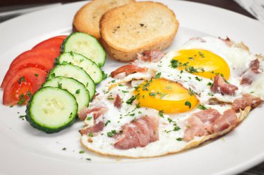 Kahvaltı yapma fikri. Pastırmalı yumurta ve taze sebze..