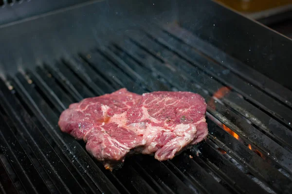 Šťavnatý Ribeye Steak Kořením Grilovaný Steak Vaření Restauraci — Stock fotografie