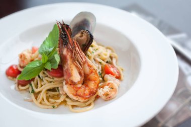 Deniz mahsullü makarna. Tabak restoranda. Yumuşak odak