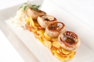 Beyaz tabakta mantarlı cips. Yumuşak odak