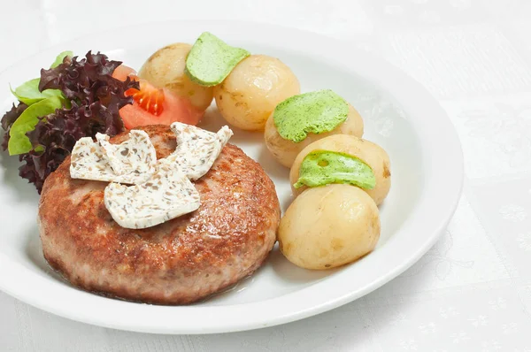 Costeleta Carne Com Batatas Fervidas Verduras Uma Chapa Branca Prato — Fotografia de Stock