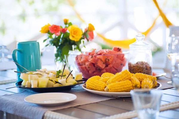 Verano frutas y verduras en la mesa. Sandía, melón y maíz en la mesa . — Foto de Stock