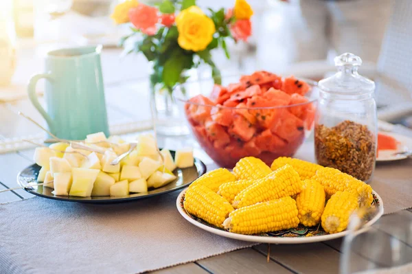 Yaz meyveleri ve sebzeler masada. Masada karpuz, kavun ve mısır..
