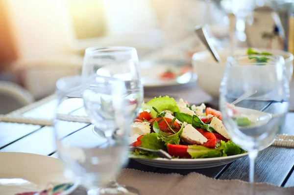 Masada peynirli sebze salatası servisi.