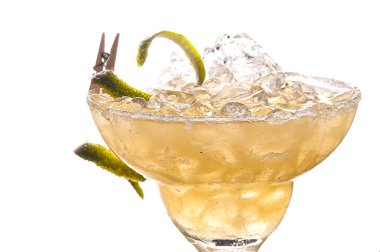 Alkolik, alkolsüz, beyaz arka planda buzlu sarı kokteyl.