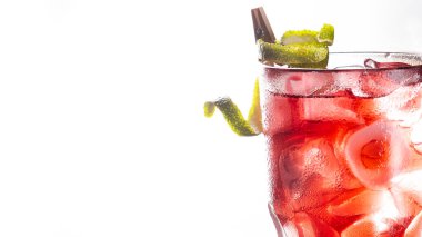 Alkolik, alkolsüz, beyaz arka planda buzlu kırmızı kokteyl. Yakın plan.