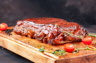 Tahtada soslu kaburgalar