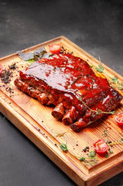 Tahtada soslu kaburgalar