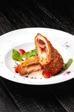 Jambonlu ve peynirli çıtır ekmek.