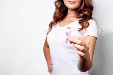 Göğüs kanserini destekleyen pembe kurdeleli beyaz tişörtlü kadın kampanyası. Meme Kanseri Farkındalığı Ayı