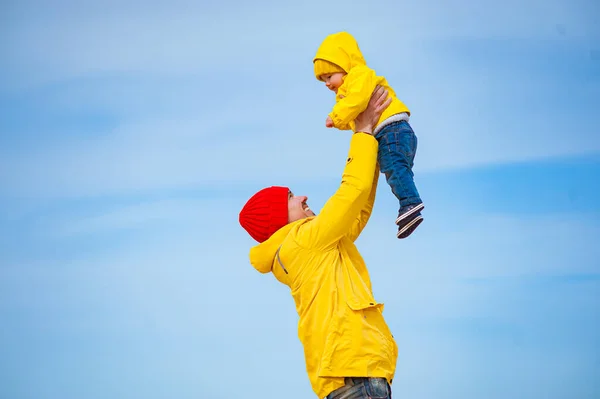 Pai Com Bebê Praia Roupas Coloridas Dia Ensolarado Mas Frio — Fotografia de Stock