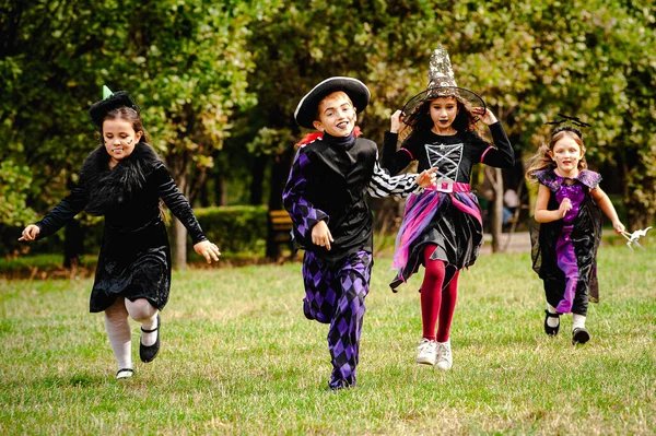 Счастливые Дети Костюмах Хэллоуин Бегают Лужайке — стоковое фото