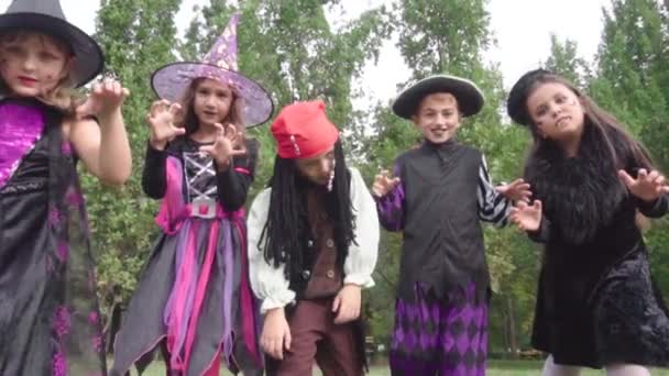 Crianças em trajes de Halloween vão para a câmera — Vídeo de Stock