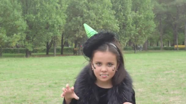 Menina em um traje de bruxa para o Halloween — Vídeo de Stock