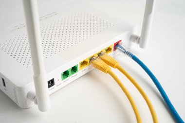 İnternet servis sağlayıcısına bağlı ethernet kablosu.