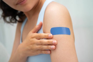 HPV, insan papillomavirus, mavi bandajlı aşı olan Asyalı genç kadın..