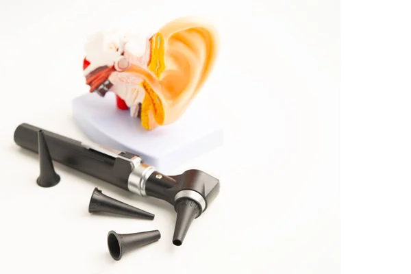 Odiyolog ya da ENT doktoru için otoskop, kulak kontrolü ve işitme kaybı sorununu tedavi etmek için otoskop kullanın.