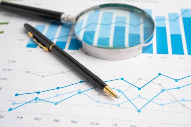 Veri iş grafikleri kağıdında büyüteç.