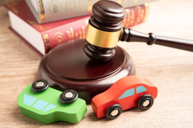 Araba kazası davası ve sigorta, araba modelli yargıç çekici..
